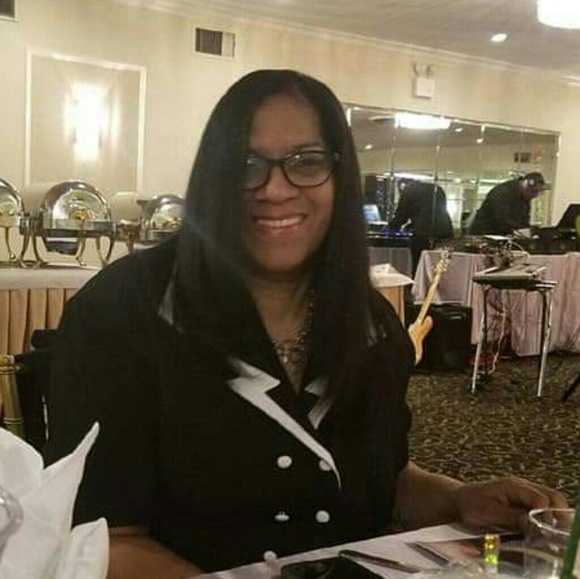 Meet Your Plus Size Posher Extraordinaire - Picture 3 of 4